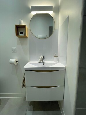 Dusj, hårføner, håndklær og såpe