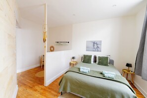 1 soverom, skrivebord, strykejern/-brett og barnesenger