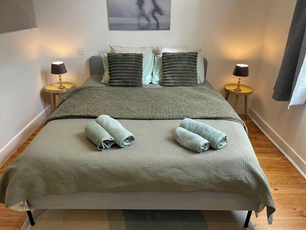 1 多间卧室、办公桌、熨斗/熨衣板、婴儿床