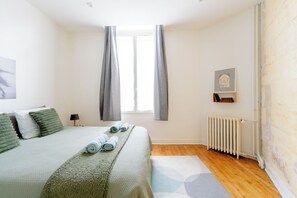 1 habitación, escritorio, tabla de planchar con plancha y cunas 