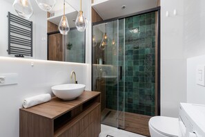 شقة - غرفة نوم واحدة - بشرفة | حمام | تجهيزات دش، مناشف