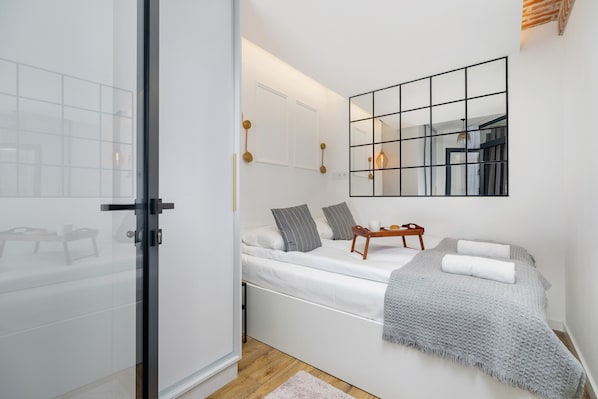 1 bedroom, bed sheets