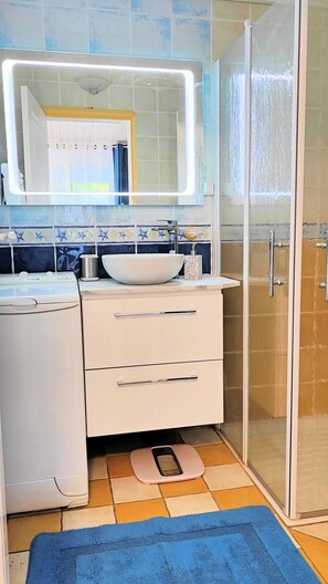 Een douche, milieuvriendelijk toiletgerief, een haardroger, badjassen