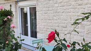 Exterior detail - Le Petit Paradis. (Brive-la-Gaillarde)