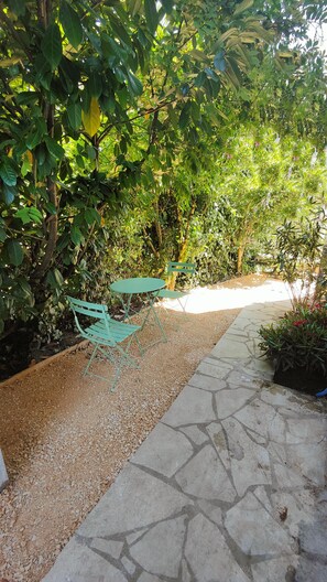 Outdoor dining - Le Petit Paradis. (Brive-la-Gaillarde)