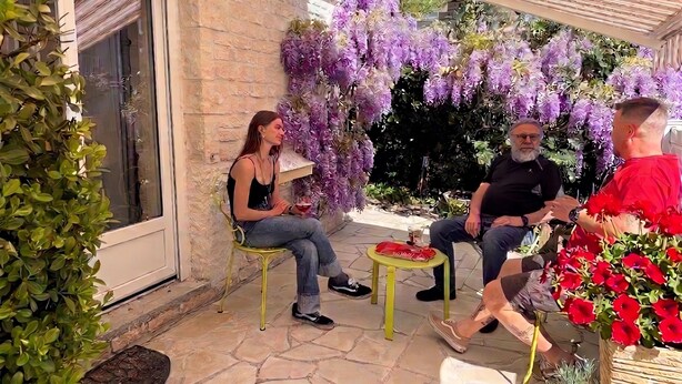 A patio area with stone flooring, green plants, and a seating arrangement. - Le Petit Paradis. (Brive-la-Gaillarde)