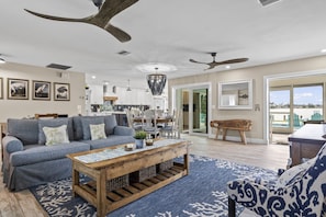 Smart-TV, Tischfußball, Tischtennisplatte, Bücher