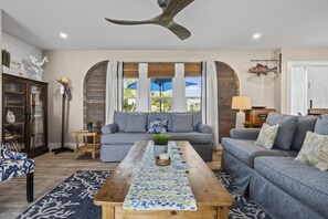 Smart-TV, Tischfußball, Tischtennisplatte, Bücher