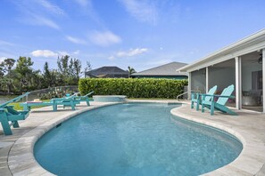 A heated pool - Pool, Spa, Kayaks, Bikes, Fishing gear & More (Cape Coral)