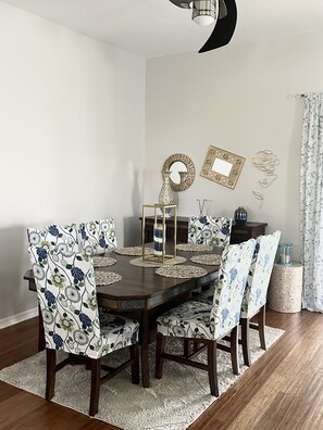 Dining - Village of Mallory, Close to Sumter Landing Sq. 3BD, 2Bath with Gas Golf Cart. (The Villages)