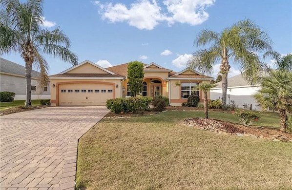 Exterior - Village of Mallory, Close to Sumter Landing Sq. 3BD, 2Bath with Gas Golf Cart. (The Villages)