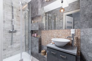 Departamento, 1 habitación, balcón | Baño | Regadera y toallas 