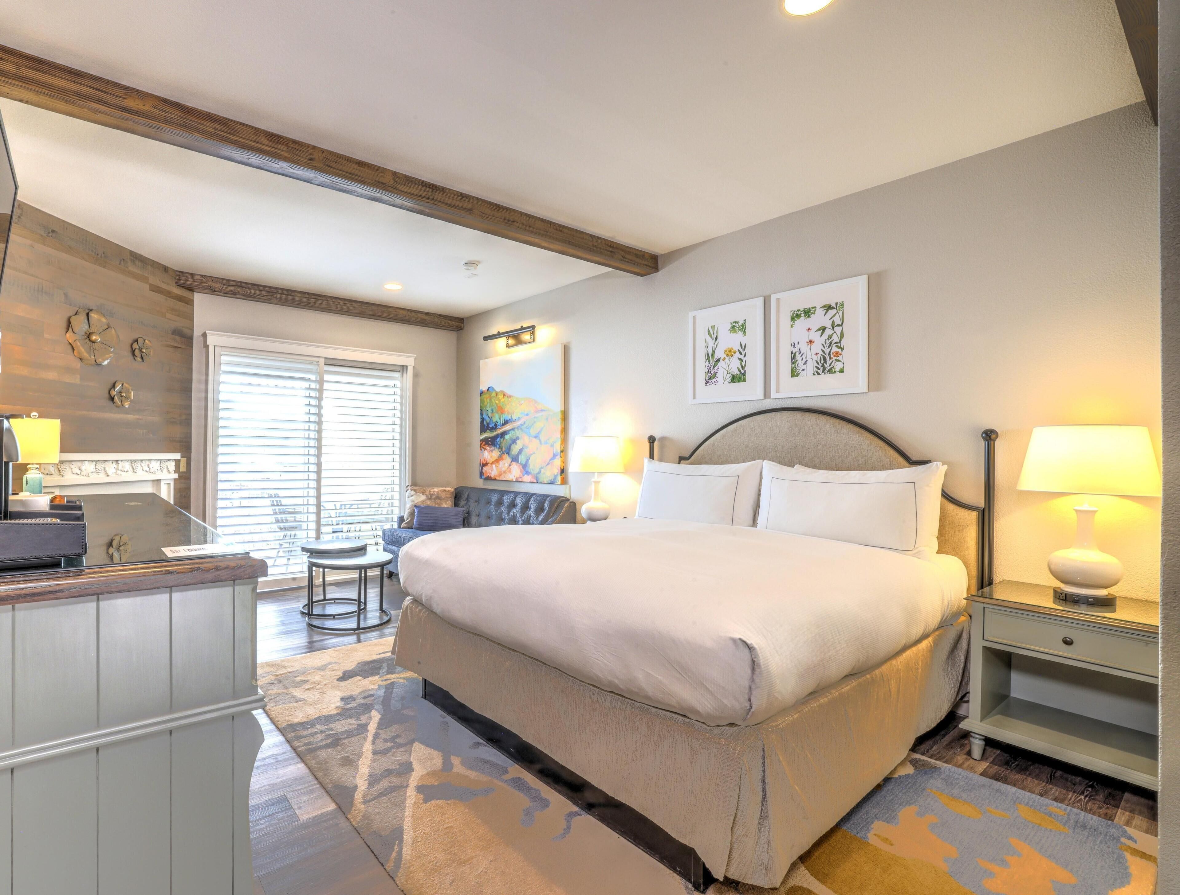 Ropa de cama de alta calidad y caja de seguridad en la habitación 