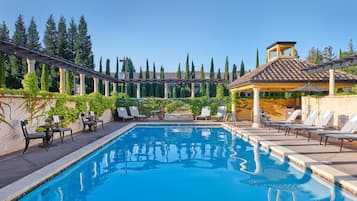 AuĂenpool, geöffnet von 07:00 Uhr bis 22:00 Uhr, Sonnenschirme