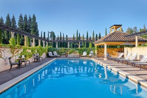 Outdoor pool, open 7:00 AM to 10:00 PM, pool umbrellas, sun loungers - The Lodge at Healdsburg, Tapestry Collection by Hilton (Healdsburg)
