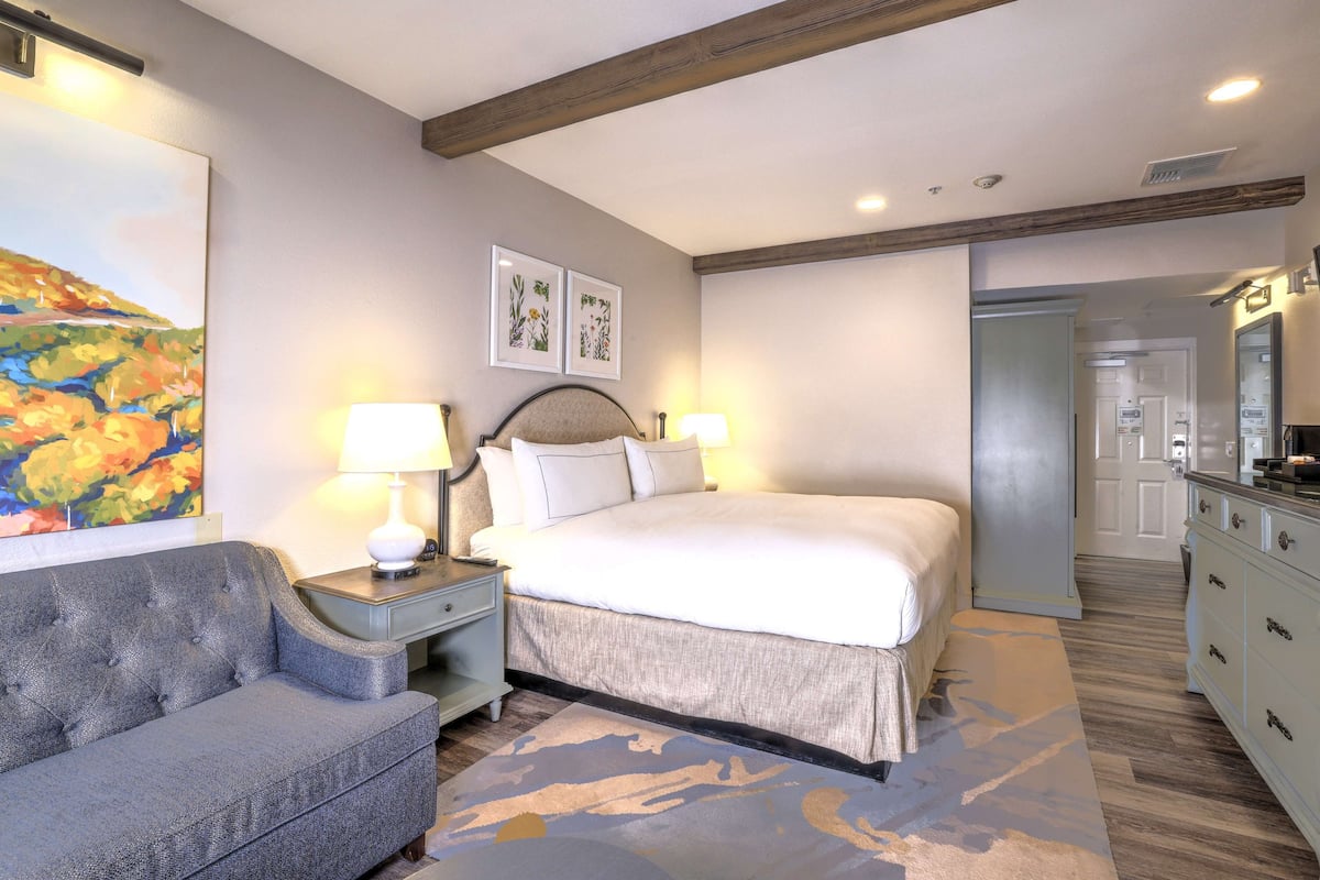 高級寢具、房內夾萬、書桌、手提電腦工作空間