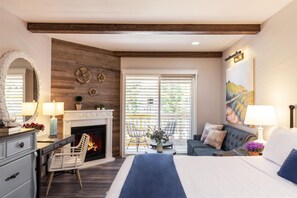 Premium bedding, in-room safe, desk, laptop workspace - The Lodge at Healdsburg, Tapestry Collection by Hilton (Healdsburg)