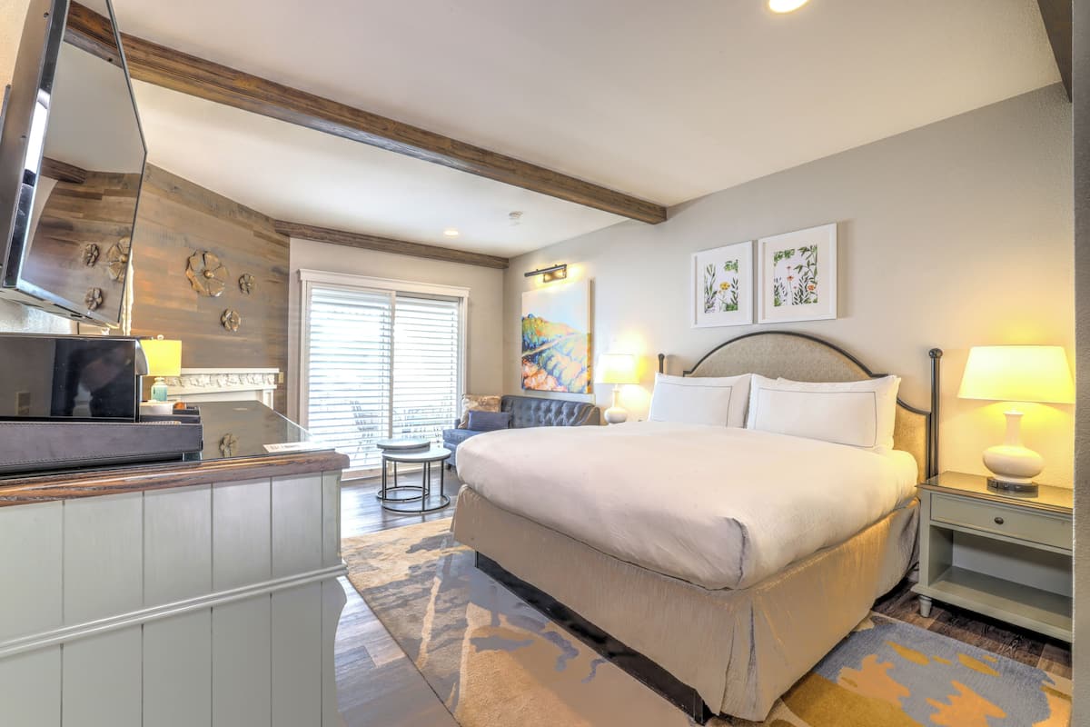 高級寢具、房內夾萬、書桌、手提電腦工作空間