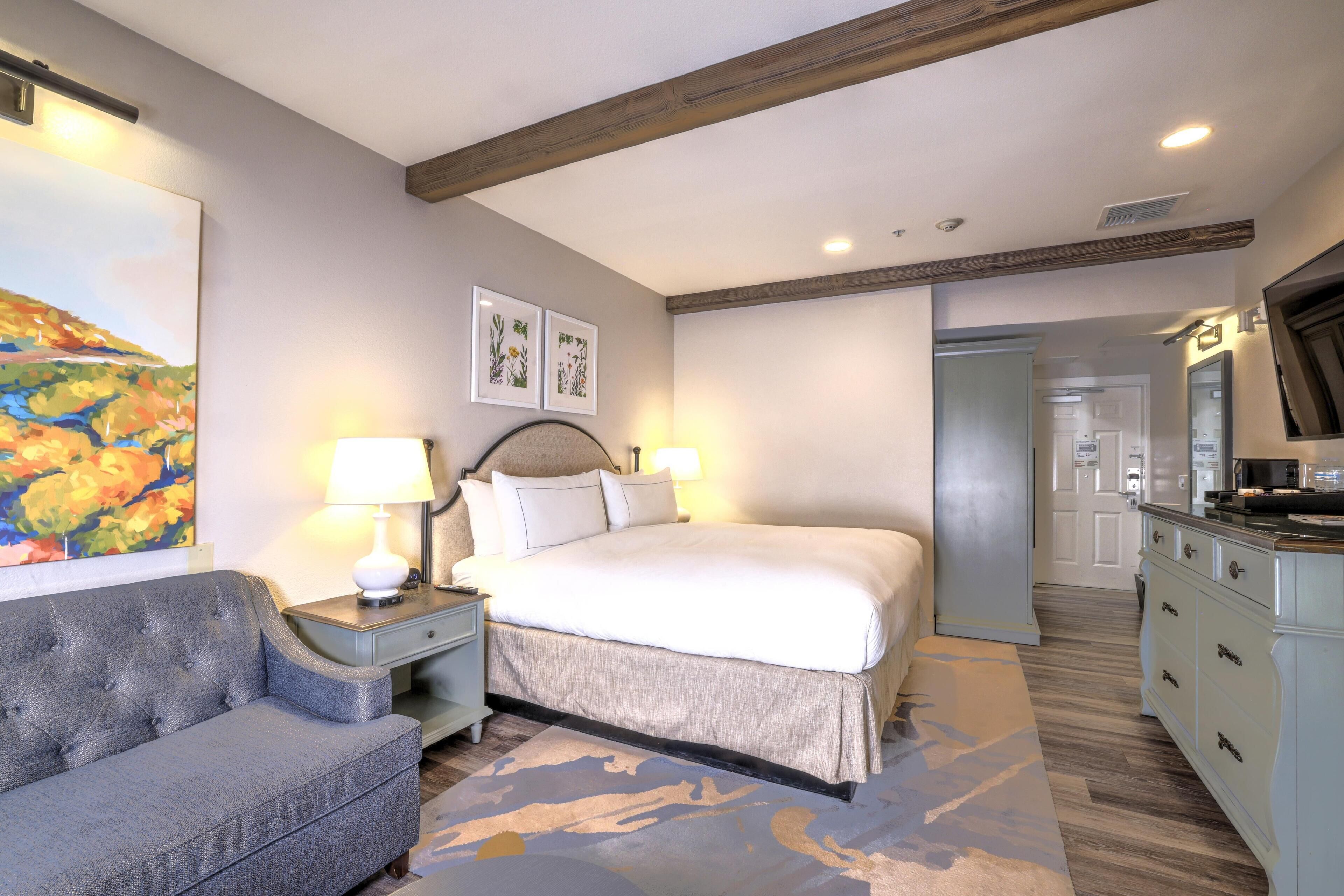 Habitación, 1 cama King size, balcón, vista al patio | Ropa de cama de alta calidad y caja de seguridad en la habitación 