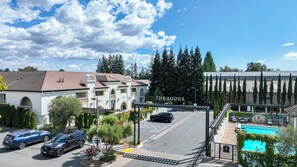 Vista frontal de la propiedad