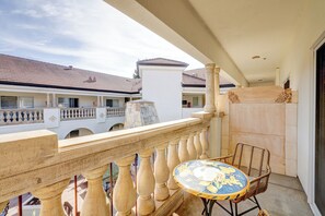 Habitación, 1 cama King size, balcón, vista al patio | Ropa de cama de alta calidad y caja de seguridad en la habitación 