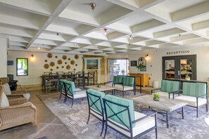 Lobby - The Lodge at Healdsburg, Tapestry Collection by Hilton (Healdsburg)