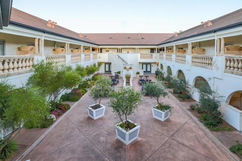 The Lodge at Healdsburg, Tapestry Collection by Hilton