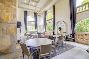 Terrace/patio - The Lodge at Healdsburg, Tapestry Collection by Hilton (Healdsburg)