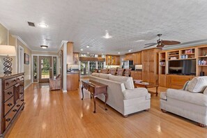 Smart TV - Paradise On The Bay - 4 bed 3 bath, Hot Tub, Large Pool! (Easpoint)