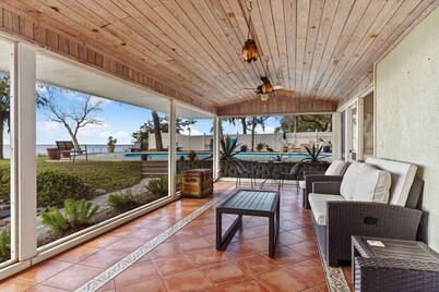 Paradise On The Bay - 4 bed 3 bath, Hot Tub, Large Pool!