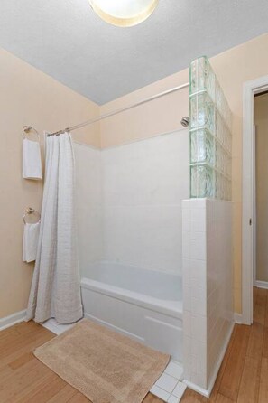 Combined shower/bathtub, hair dryer, towels, soap - Paradise On The Bay - 4 bed 3 bath, Hot Tub, Large Pool! (Easpoint)