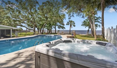 "PARADISE ON THE BAY!" Private Pool, Dock & Hot Tub!! Just 10 min to SGI