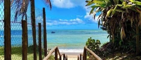 Plage à proximité, chaises longues, serviettes de plage