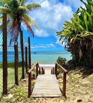 Perto da praia, espreguiçadeiras, toalhas de praia 