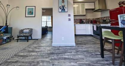*Stylish Condo 2 Min from Lower Greenville*