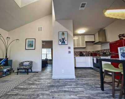 *Stylish Condo 2 Min from Lower Greenville*