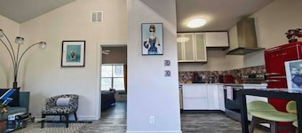 *Stylish Condo 2 Min from Lower Greenville*