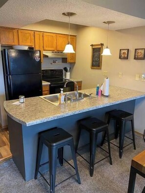 Fridge, microwave, oven, stovetop - OUTDOOR POOL!/2MI TO SDC/LARGE DECK/OUTDOOR TRAIL! (Reeds Spring)