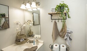 Combined shower/bathtub, towels, toilet paper