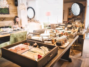 Tägliches Frühstücksbuffet gegen Gebühr