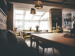 Daily buffet breakfast for a fee - Lärchenhof - Premium Apartments & Zimmer (Sankt Anton am Arlberg)