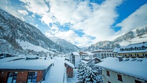 A snow-covered mountain town with buildings and a clear sky. - Lärchenhof - Premium Apartments & Zimmer (Sankt Anton am Arlberg)