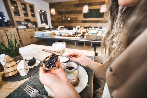 Sarapan bufet setiap hari (EUR 23 seorang)