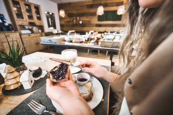 Dagelijks ontbijtbuffet (EUR 23 per persoon)