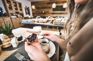 Desayuno buffet diario (EUR 23 por persona)