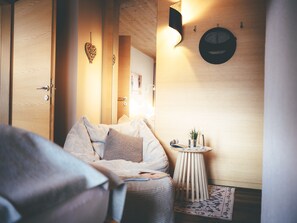 Comfort appartement (Nelke) | Donsdekens, een kluis op de kamer, individueel gemeubileerd, reisbedje