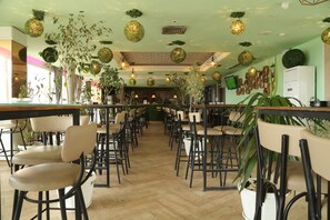 2 bars/lounges