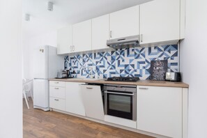 غسالة أطباق، غلّاية كهربائية، محمصة خبز، مستلزمات طهي/أطباق/أوعية