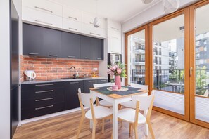 Mikrobølgeovn, oppvaskmaskin, kaffetrakter/tekoker og kjøkkenutstyr