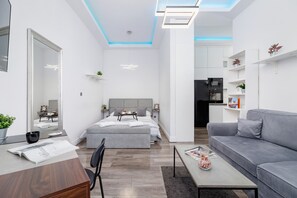 Studio, Balcony | Bed sheets - Studio Krakow Starowislna by Renters (Kraków)